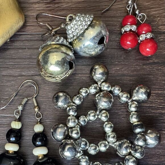 Christmas Costume Jewelry Lot of 18 Vintage to Modern Brooches Earrings Holidays - Picture 12 of 16